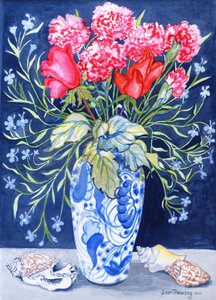 Roses, œillets et lobélie dans un vase bleu et blanc, 3 coquillages